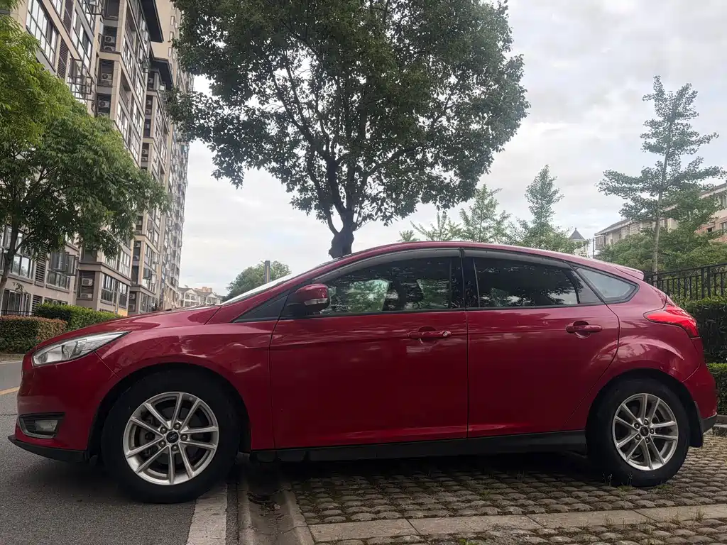 Focus Hatchback 1.6 L Auto Style