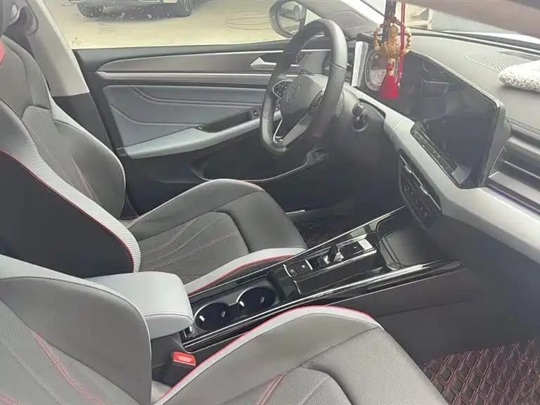 Lamando Lamando L 280 TSI DSG Hot