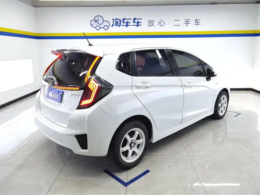 Fit 1.5 L LXS CVT Comfort Sunroof