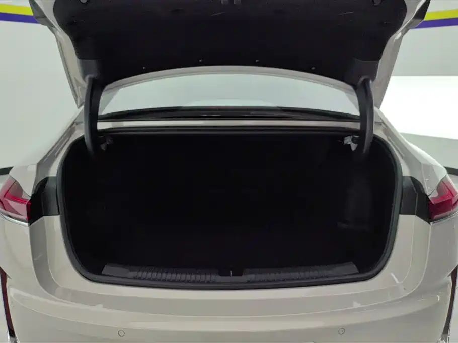 Roewe M7 DMH 160 km Joy