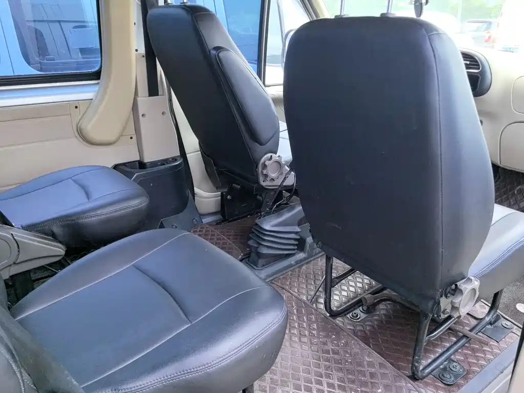 Transit Custom 2.8 T Commercial LWB Mid Roof 6-seat Rear Single Tire CN-VI JX493