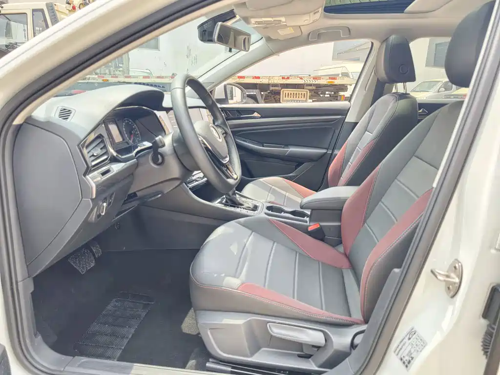 Bora 1.5 L Auto Elite Connected