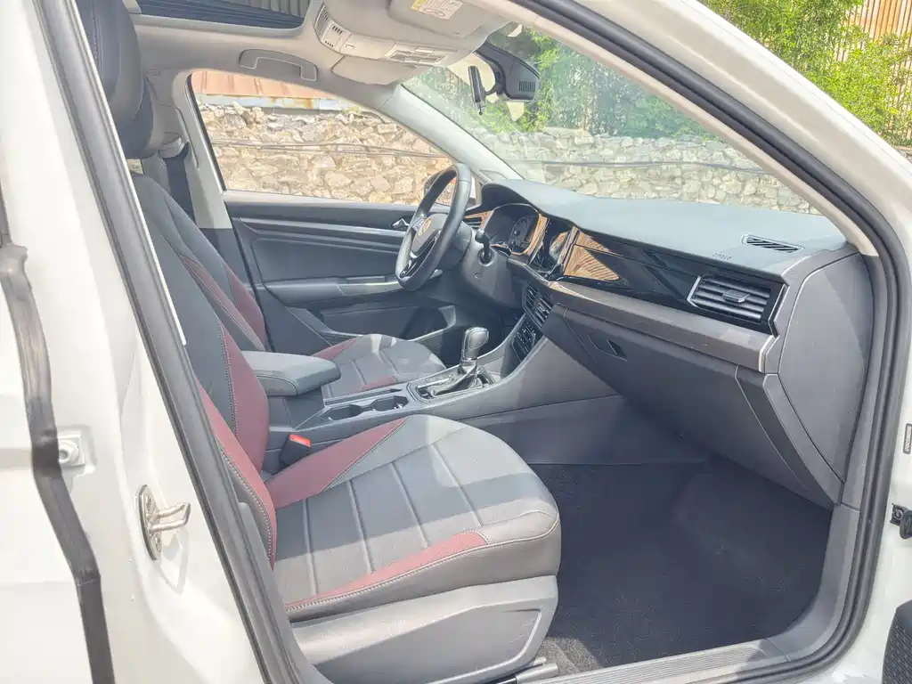 Bora 1.5 L Auto Elite Connected