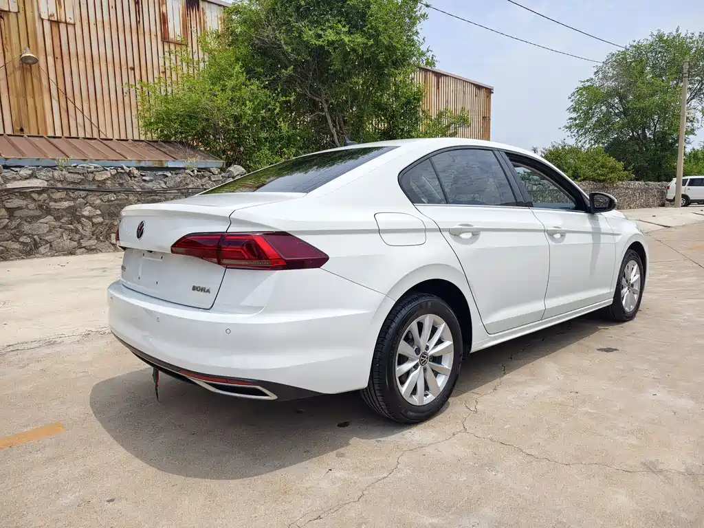 Bora 1.5 L Auto Elite Connected