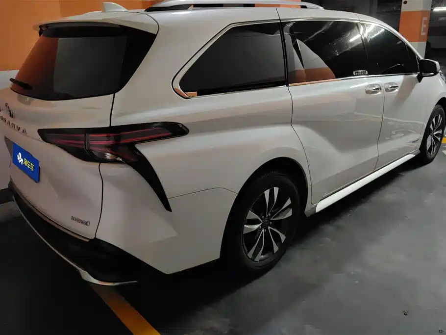Granvia 2.5 L Hybrid Luxury