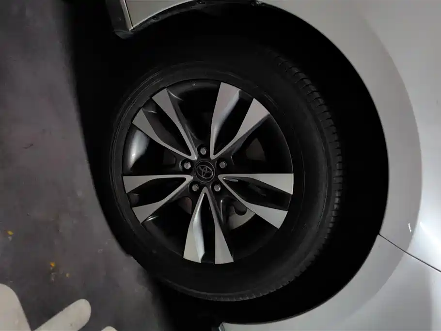 Granvia 2.5 L Hybrid Luxury