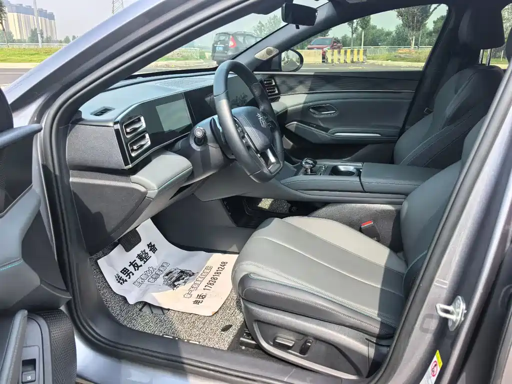 Qin L DM-i Smart Drive 120 KM Leading