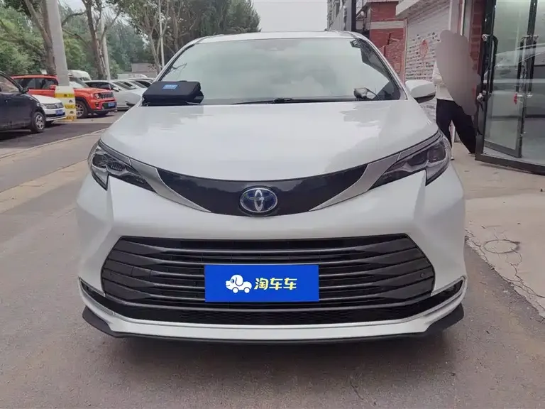 Toyota Sienna 2.5 L Hybrid Distinguished