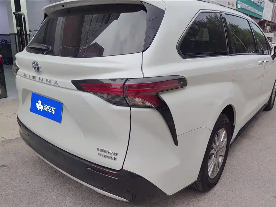 Sienna 2.5 L Hybrid Distinguished