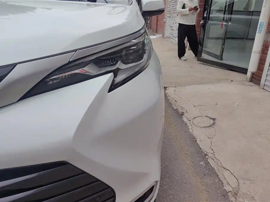Sienna 2.5 L Hybrid Distinguished