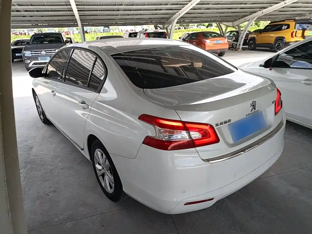 Peugeot 408 1.8 L Manual Leading