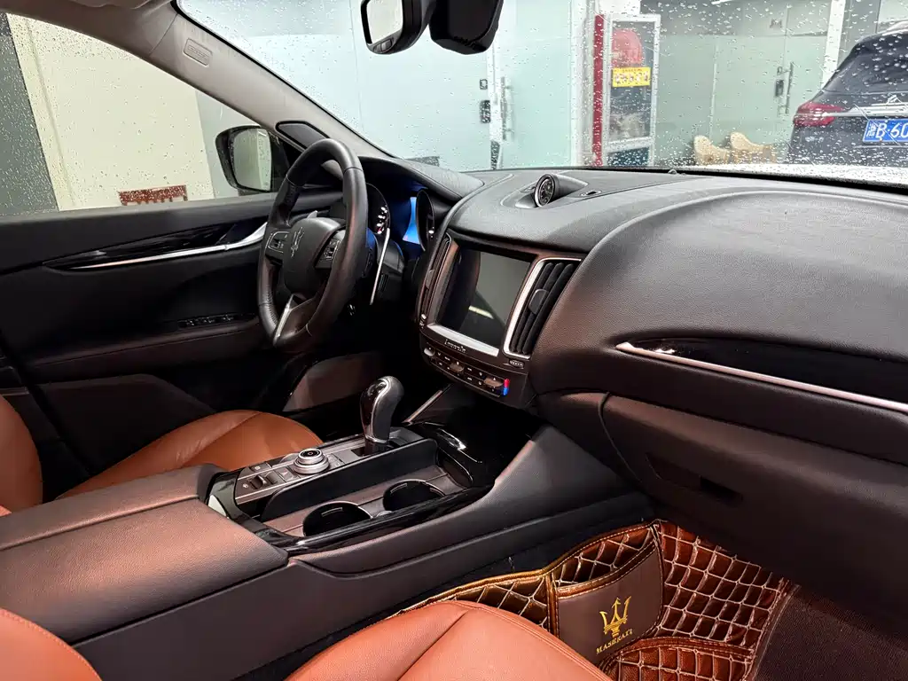 Levante 3.0 T Standard CN-V