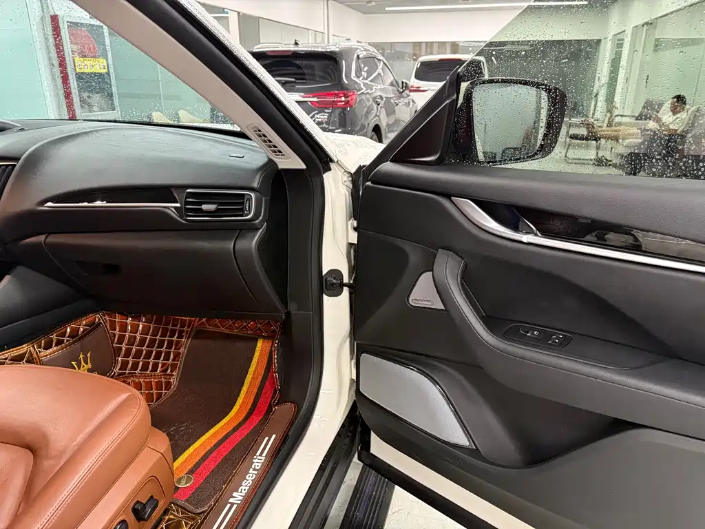 Levante 3.0 T Standard CN-V