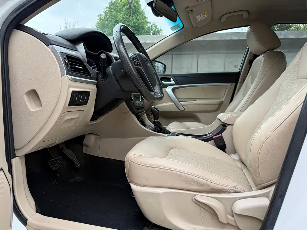 Emgrand Sedan Million 1.5 L CVT Luxury