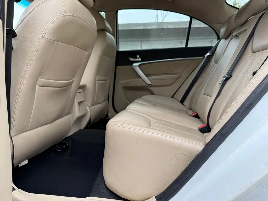 Emgrand Sedan Million 1.5 L CVT Luxury