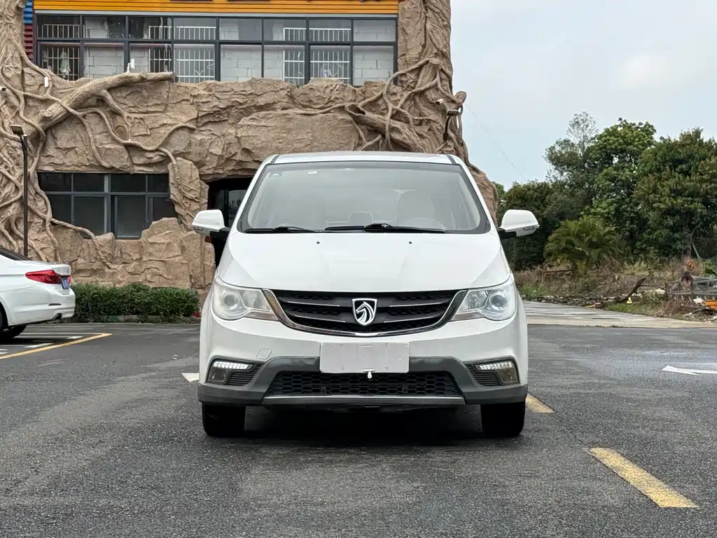 Baojun 730 1.5 L Manual Standard 7-seat