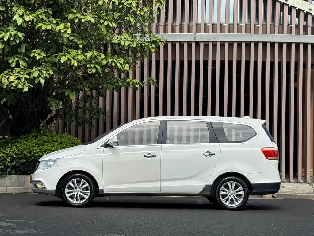 Baojun 730 1.5 L Manual Standard 7-seat