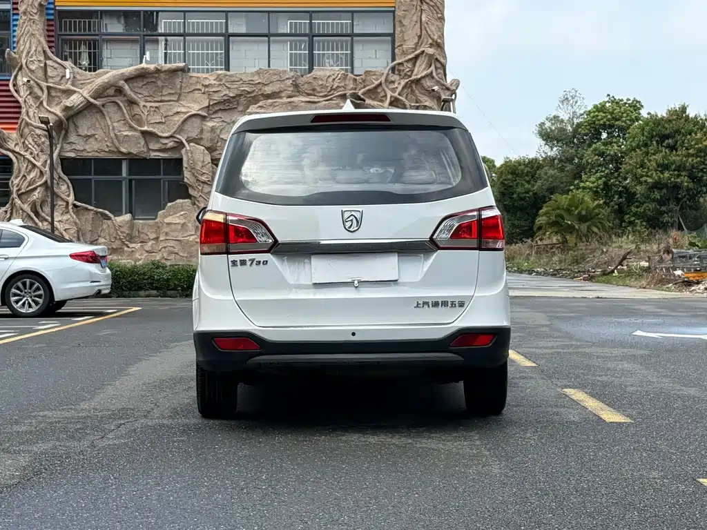 Baojun 730 1.5 L Manual Standard 7-seat
