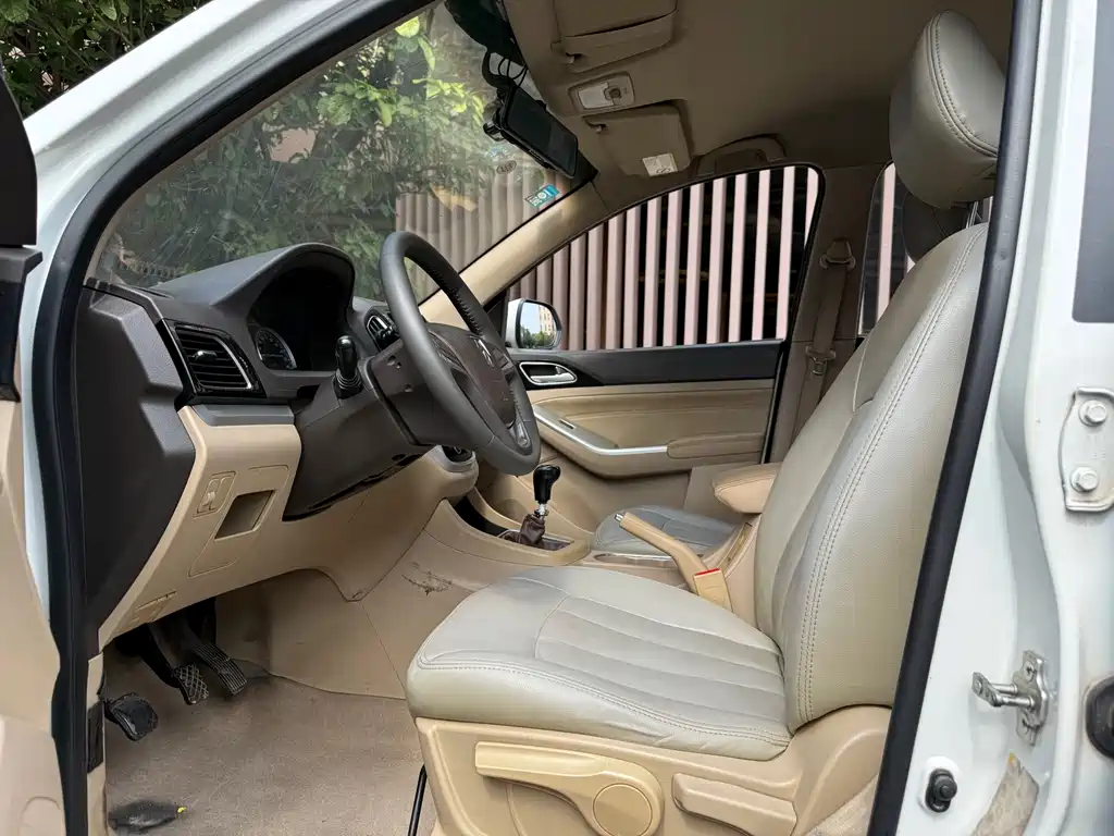 Baojun 730 1.5 L Manual Standard 7-seat