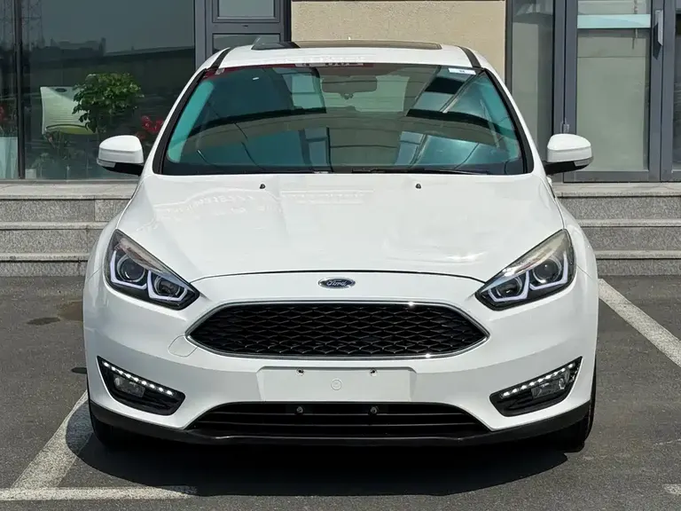 Ford Focus Hatchback EcoBoost 125 Auto Super Style Smart Travel