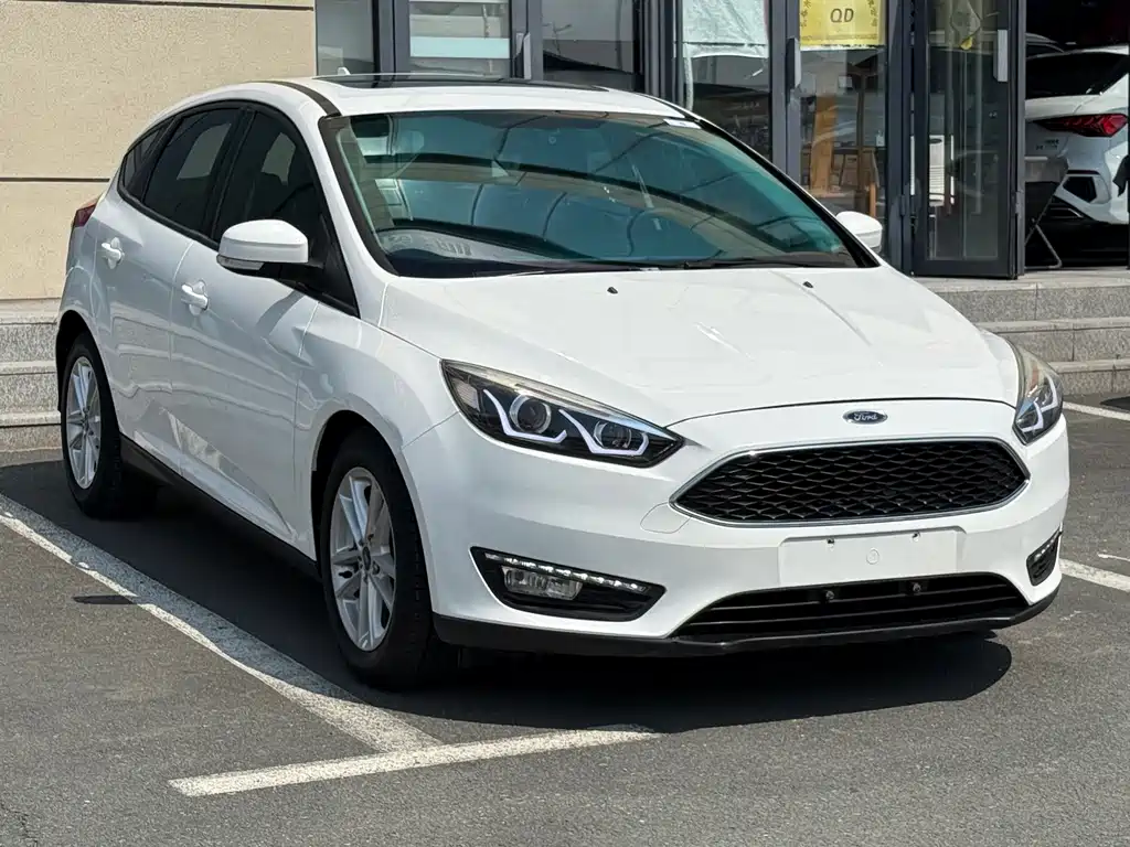 Focus Hatchback EcoBoost 125 Auto Super Style Smart Travel