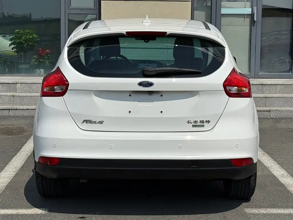 Focus Hatchback EcoBoost 125 Auto Super Style Smart Travel