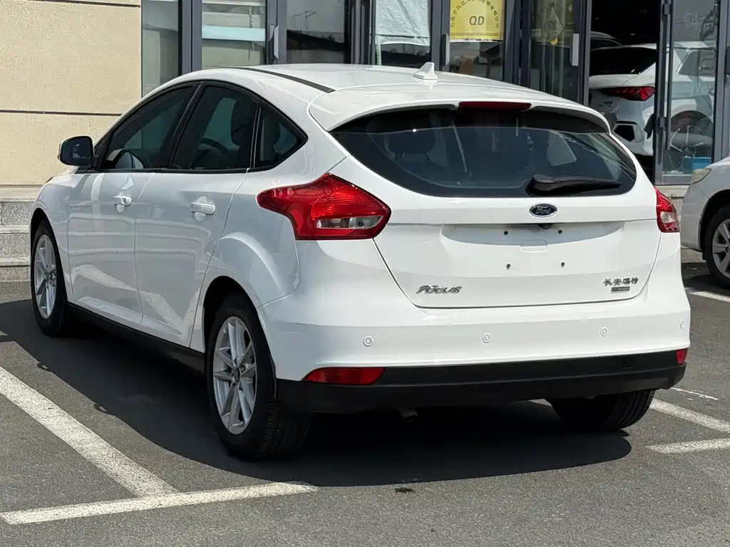 Focus Hatchback EcoBoost 125 Auto Super Style Smart Travel
