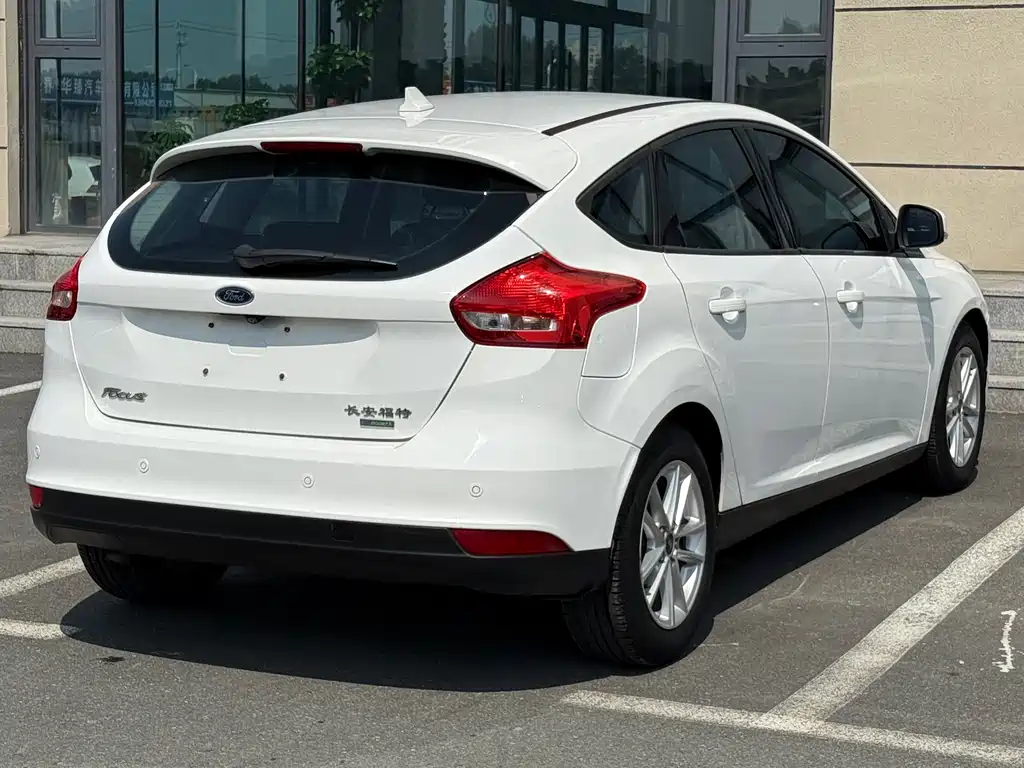 Focus Hatchback EcoBoost 125 Auto Super Style Smart Travel