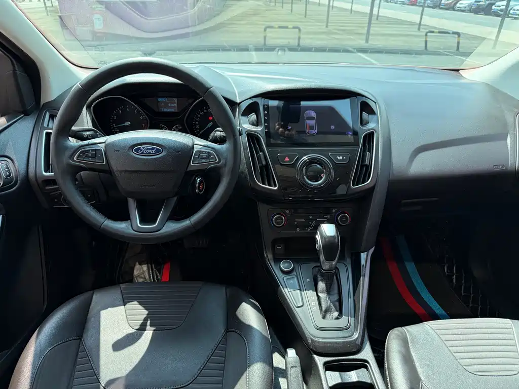 Focus Hatchback EcoBoost 125 Auto Super Style Smart Travel