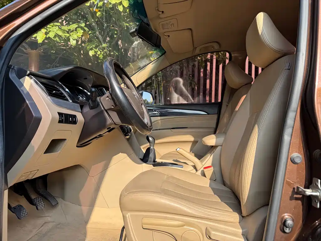 Baojun 730 1.5 L Manual Comfort 7-seat CN-V