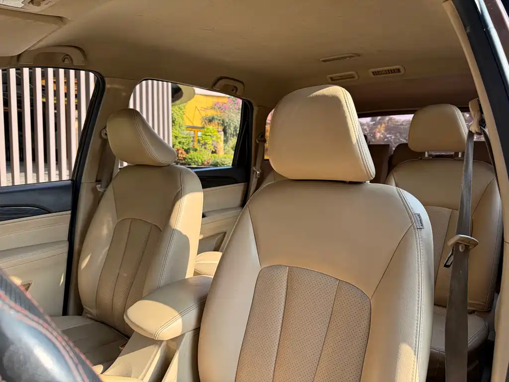Baojun 730 1.5 L Manual Comfort 7-seat CN-V