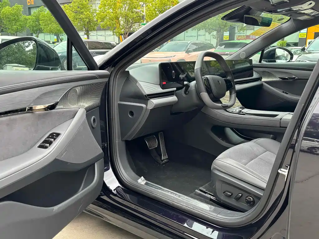 Voyah Zhuiguang PHEV 4 WD Ultra Long Range Flagship