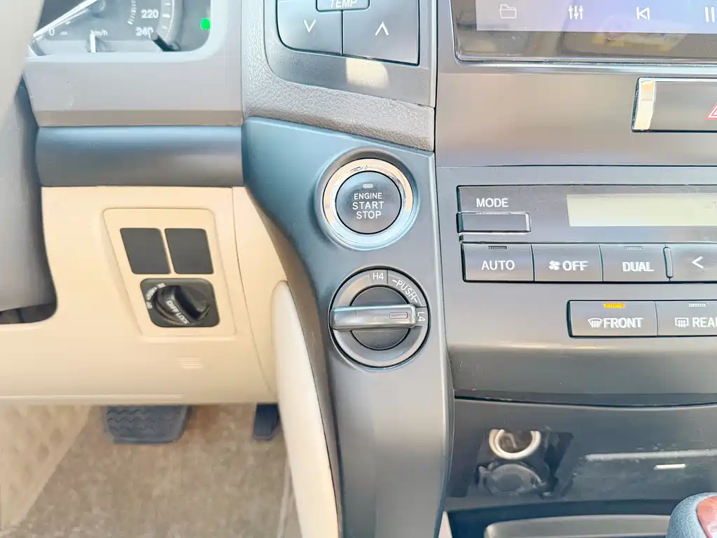 Land Cruiser (Import) 4.0 L V6 Middle East Limited