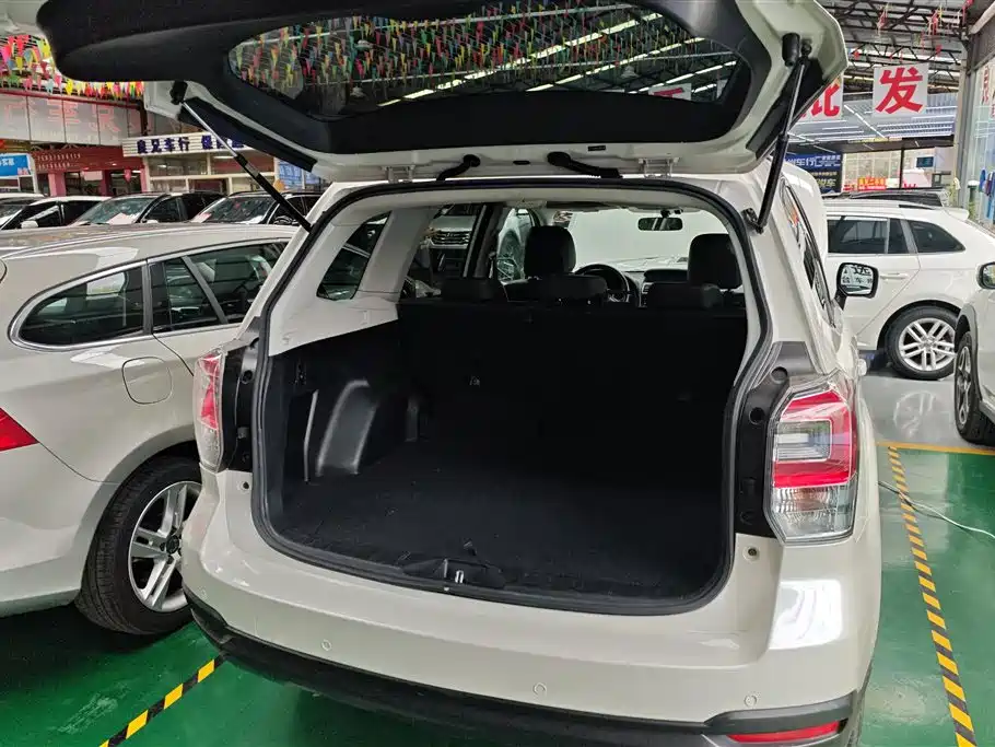 Forester 2.0 i Luxury Navigation