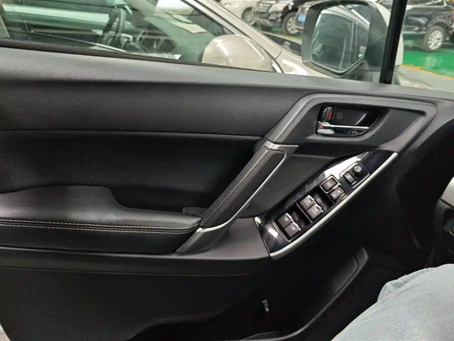 Forester 2.0 i Luxury Navigation
