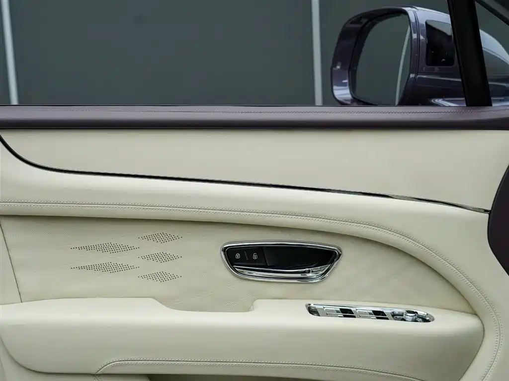 Bentayga 4.0 T V8 LWB Art Realm
