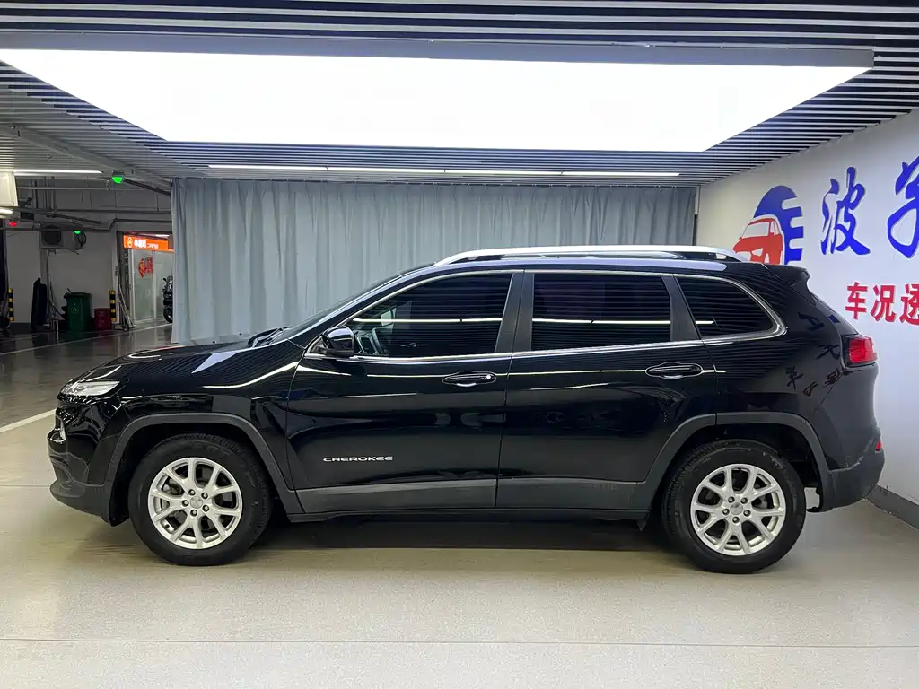 Cherokee 2.4 L Leading