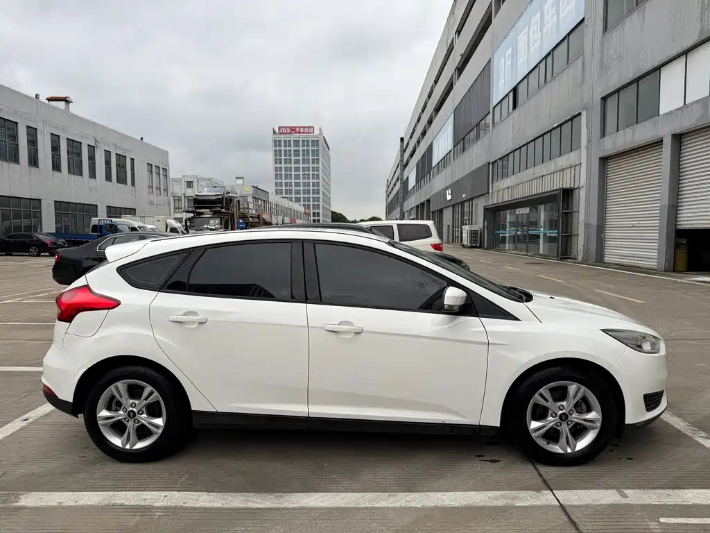 Focus Hatchback Classic 1.6 L Auto Comfort Smart Travel