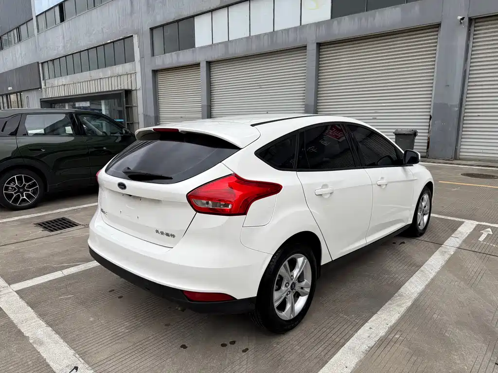 Focus Hatchback Classic 1.6 L Auto Comfort Smart Travel