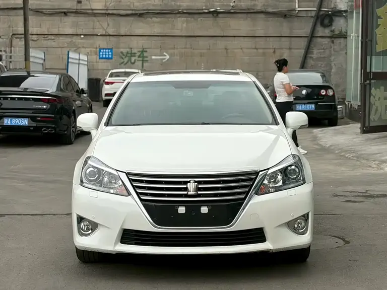 Toyota Crown 2.5 L Royal Leather