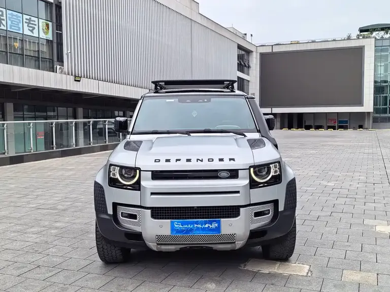 Land Rover Defender 110 P400 First Edition Matte Silver Special Kit