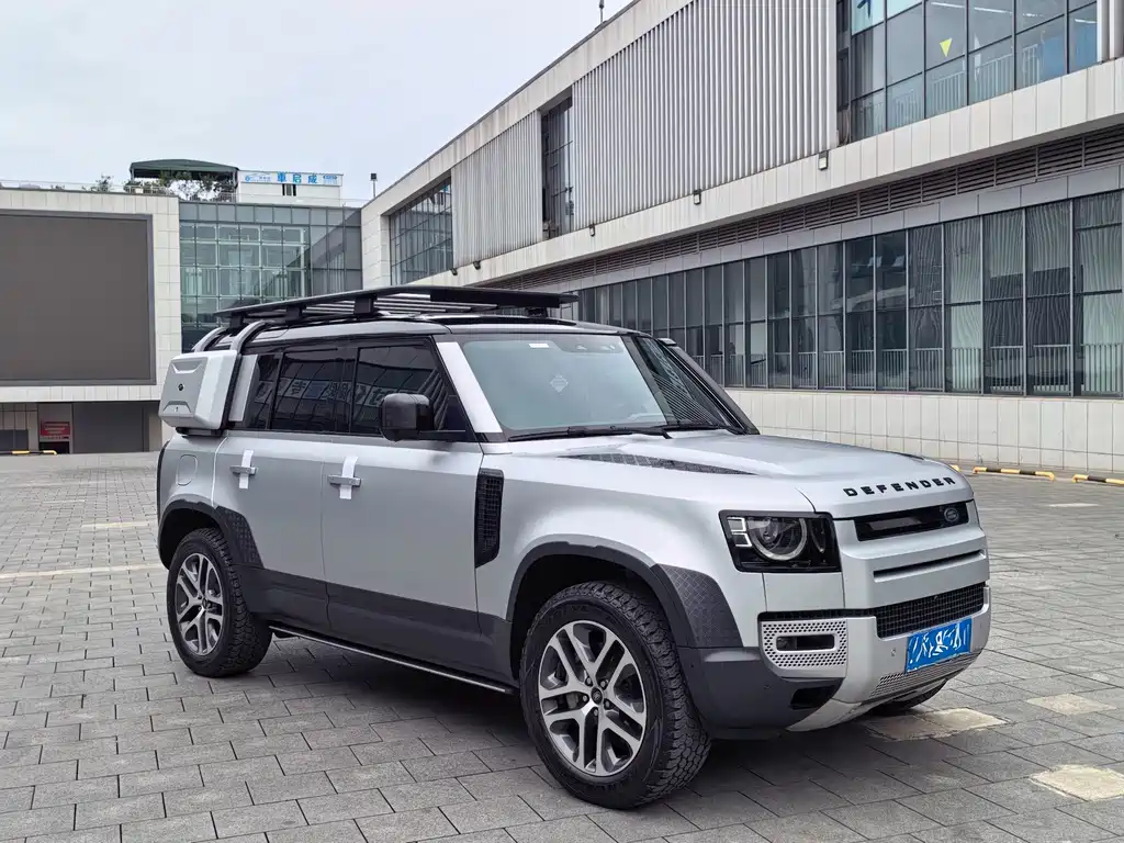 Land Rover Defender 110 P400 First Edition Matte Silver Special Kit