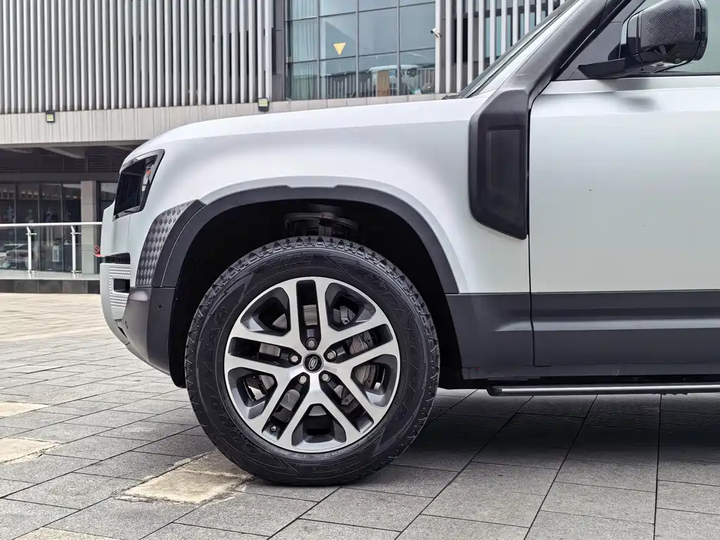 Land Rover Defender 110 P400 First Edition Matte Silver Special Kit