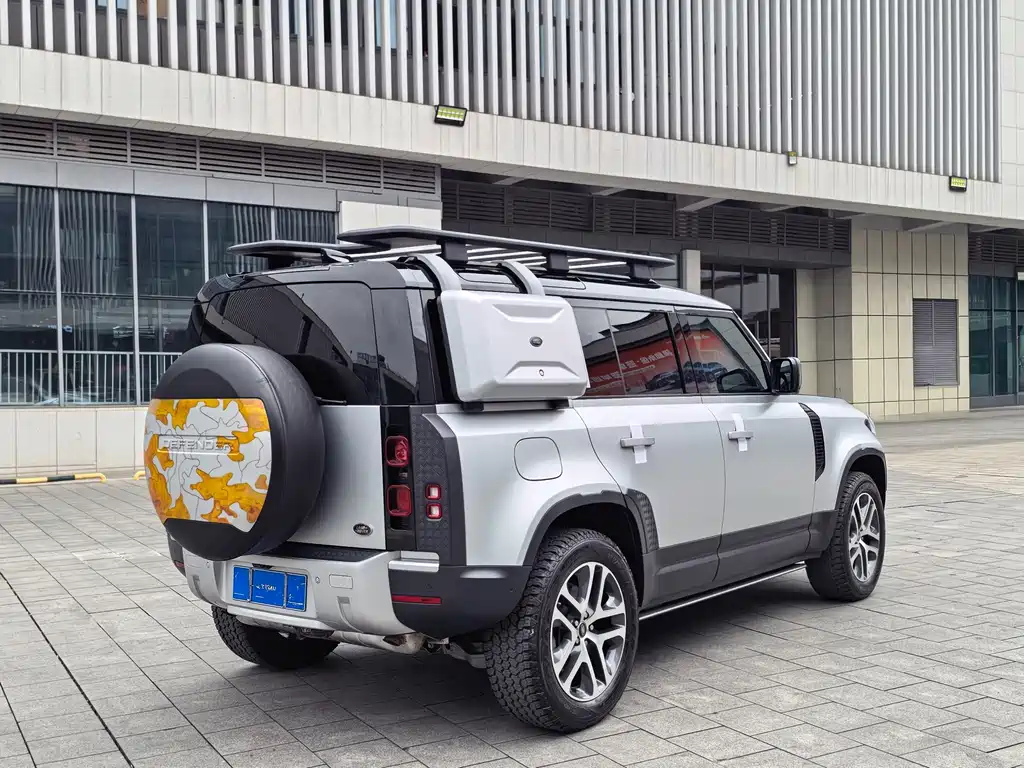 Land Rover Defender 110 P400 First Edition Matte Silver Special Kit