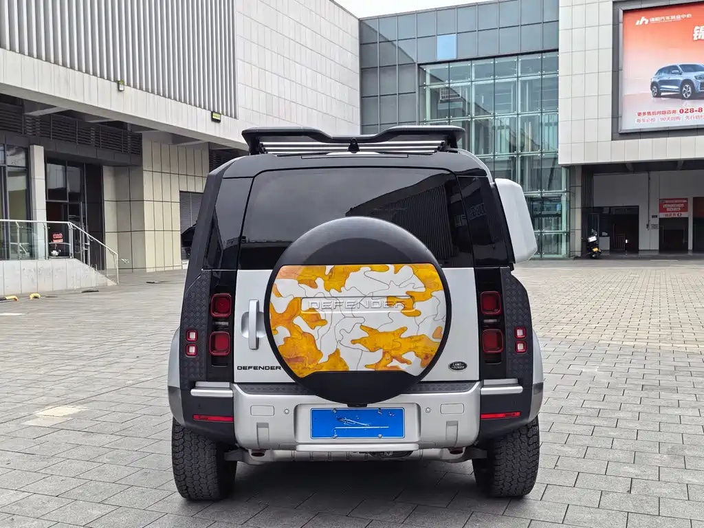 Land Rover Defender 110 P400 First Edition Matte Silver Special Kit