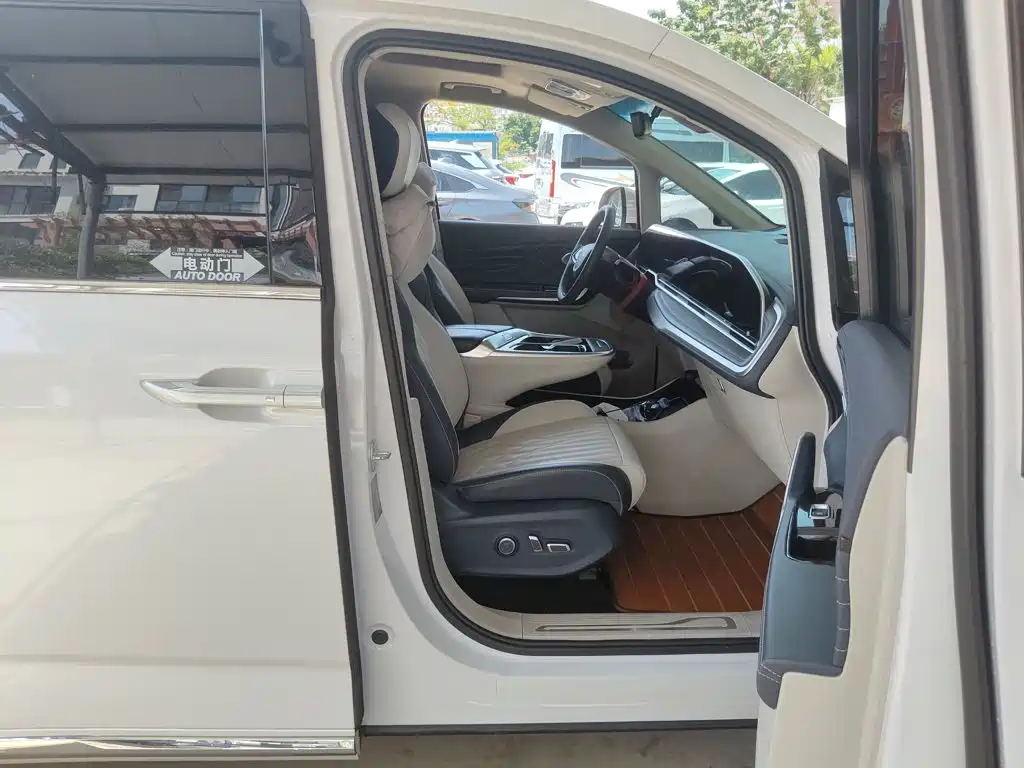 Maxus G90 大通G90 2022款 2.0 T 星际六座版