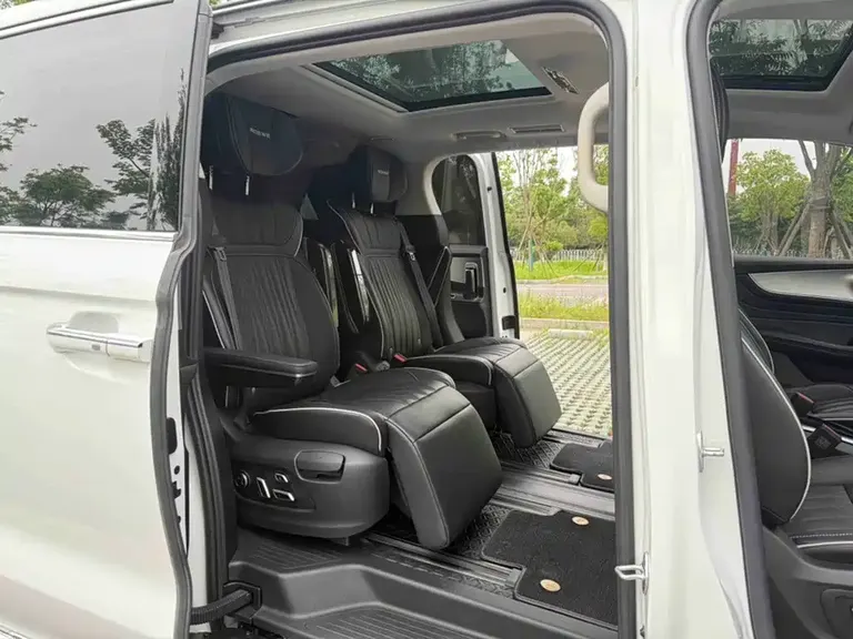 Roewe iMAX8 400 TGI Supreme Series Honored