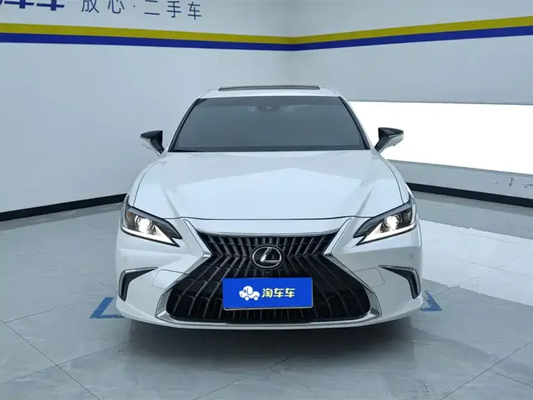 Lexus ES 200 Outstanding