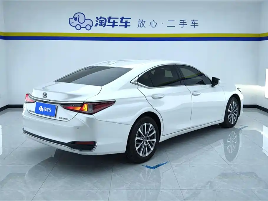 Lexus ES 200 Outstanding