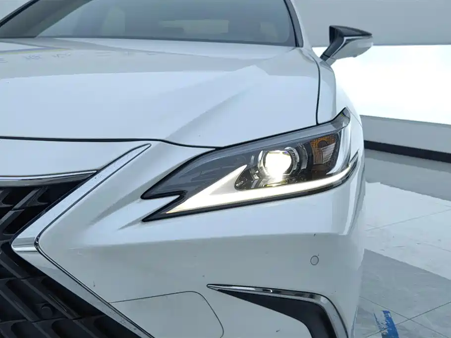 Lexus ES 200 Outstanding